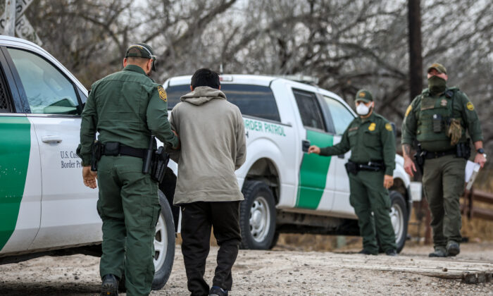 Agentes de la Patrulla Fronteriza detienen a un inmigrante ilegal en Peñitas (Texas) el 11 de marzo de 2021. (Charlotte Cuthbertson/The Epoch Times)