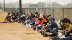 Gobierno de Biden oficialmente pone fin a expulsión de niños inmigrantes ilegales por el Título 42