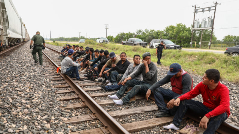 Los agentes de la Patrulla Fronteriza arrestan a 21 extranjeros ilegales de México que se habían escondido en una tolva de granos en un tren de carga que se dirigía a San Antonio, cerca de Uvalde, Texas, el 21 de junio de 2021. (Charlotte Cuthbertson/The Epoch Times)