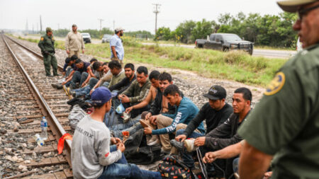 Texas demanda a la administración Biden por liberar a inmigrantes ilegales infectados con COVID-19