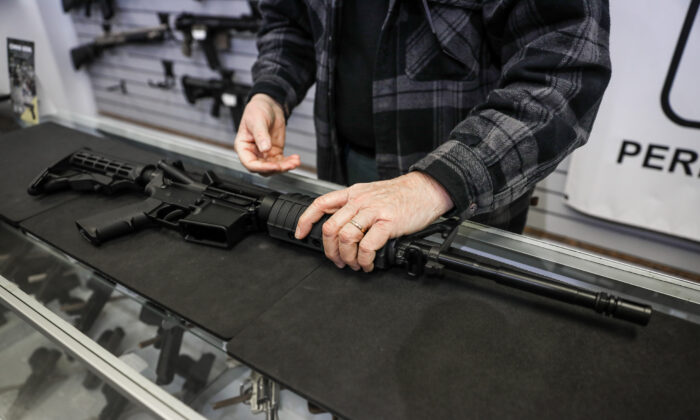 Rifle semiautomático AR-15 en una tienda de armas en Richmond, Virginia, el 13 de enero de 2020. (Samira Bouaou/The Epoch Times)