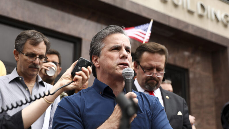 Tom Fitton de Judicial Watch habla en una manifestación contra el santuario en el condado de Montgomery, Maryland, el 13 de septiembre de 2019. (Charlotte Cuthbertson/The Epoch Times)