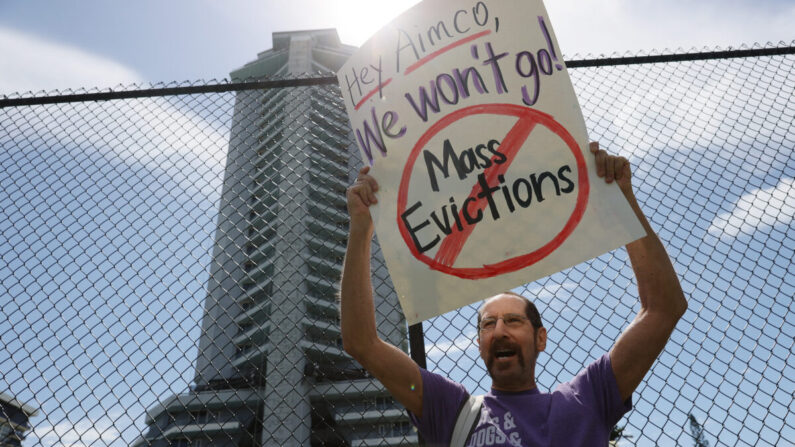 Inquilinos del edificio de apartamentos Hamilton on the Bay protestan contra los avisos de desalojo el 8 de junio de 2021 en Miami, Florida. (Joe Raedle/Getty Images)