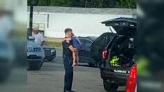 Foto de un policía de Alabama calmando a una niña tras un ataque con un machete se hace viral