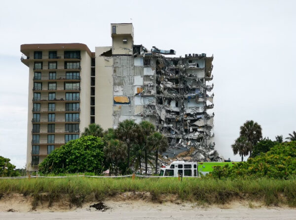 Un edificio que se derrumbó parcialmente en Surfside (Florida) el 24 de junio de 2021. (Victoria Wu/The Epoch Times)