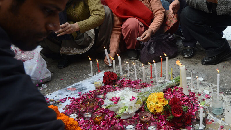 En una foto de archivo, residentes indios rezan frente a velas y flores en Nueva Delhi el 30 de diciembre de 2012. (Raveendran/AFP vía Getty Images)