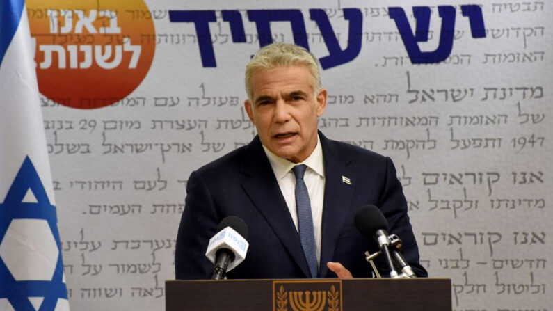 El líder de la oposición centrista de Israel, Yair Lapid, hace una declaración a la prensa en la Knesset (Parlamento israelí) en Jerusalén (Israel) el 31 de mayo de 2021. (Debbie Hill/POOL/AFP vía Getty Images)