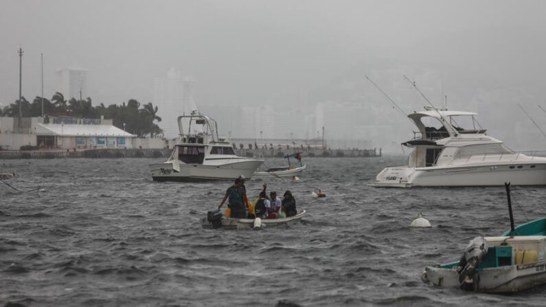 Varios botes y embarcaciones permanecen en el malecón de Acapulco, el cual se encuentra cerrado a la navegación debido a la tormenta tropical Enrique, el 28 de junio de 2021, en Acapulco, estado de Guerrero (México). EFE/ David Guzmán