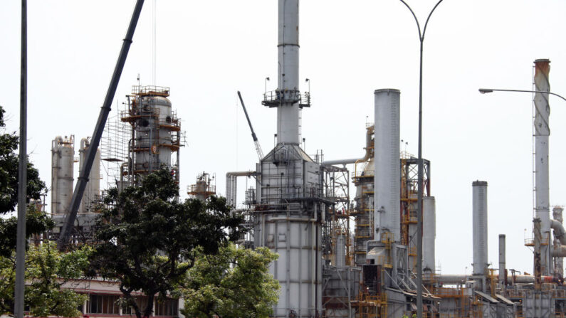 En la imagen, una refinería de petróleo en la ciudad venezolana de Morón el 30 de abril de 2009. (Thomas Coex/AFP via Getty Images)