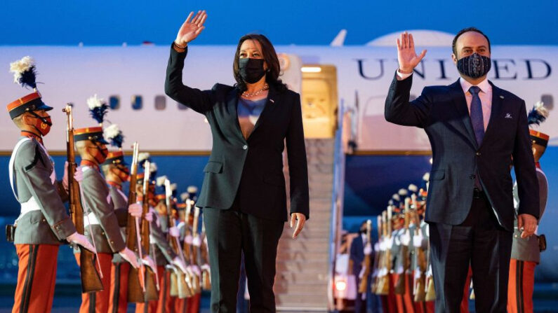 La vicepresidenta de los Estados Unidos, Kamala Harris, saluda junto al ministro de Asuntos Exteriores de Guatemala, Pedro Brolo, a su llegada al Aeropuerto Internacional La Aurora, en Ciudad de Guatemala, Guatemala, el 6 de junio de 2021. (Jim Watson/AFP vía Getty Images)