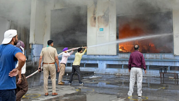 Al menos 26 muertos en un incendio en un edificio comercial en Nueva Delhi