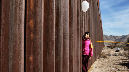 Patrulla de EE.UU. halla a niña guatemalteca de 5 años sola en canal fronterizo