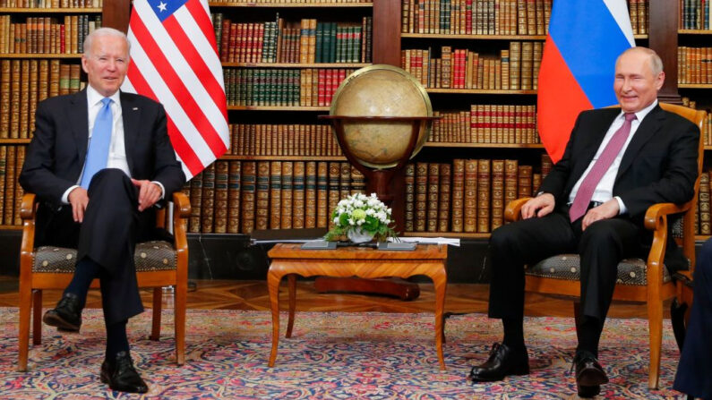 El presidente de Estados Unidos, Joe Biden (i), se reúne con su homólogo ruso, Valdimir Putin (d), en la 'Villa la Grange' en Ginebra el 16 de junio de 2021. (Denis Balibouse/POOL/AFP vía Getty Images)