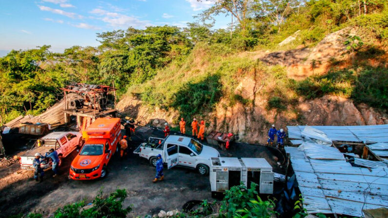 En una foto de archivo, bomberos y rescatistas trabajan en la entrada de la mina de carbón El Cedro en el municipio de El Zulia, Norte de Santander, Colombia, un día después de una explosión en el lugar, el 1 de agosto de 2020. (Schneyder Mendoza / AFP vía Getty Images)