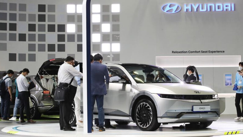Visitantes observan el stand de Hyundai Motor en la xEV Trend Korea 2021, una feria anual de coches eléctricos, en el COEX de Seúl (Corea del Sur), el 9 de junio de 2021. EFE/EPA/YONHAP COREA DEL SUR