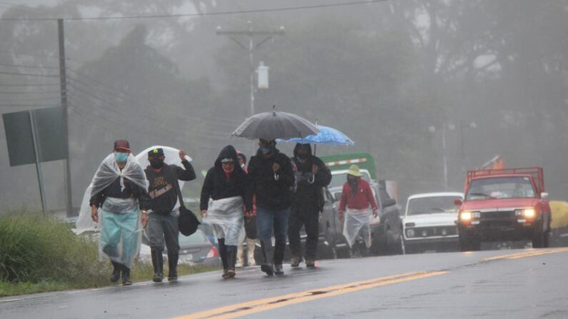 Las lluvias que siguen cayendo en casi todo Panamá están asociadas al paso de la onda tropical número 5, que genera precipitaciones de variada intensidad sobre todo el territorio nacional, recalcó el organismo de protección civil panameño. EFE/Marcelino Rosario/Archivo