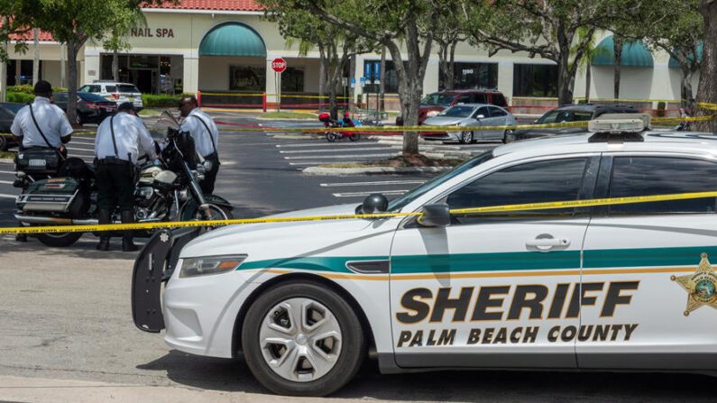 Oficiales de policía de Palm Beach atienden la escena de un tiroteo en un supermercado Publix de Royal Palm Beach, Florida (EE.UU.), el 10 de junio de 2021. EFE/Cristóbal Herrera