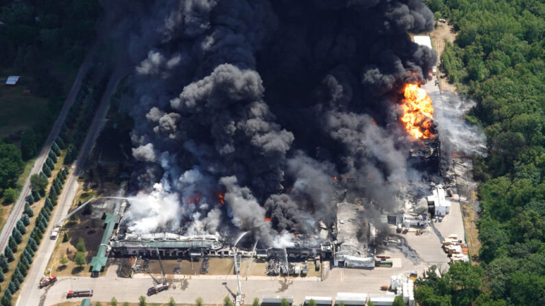 Los bomberos del norte de Illinois y del sur de Wisconsin luchan contra un incendio industrial en Chemtool Inc. el 14 de junio de 2021 en Rockton, Illinois (EE.UU.). (Scott Olson/Getty Images)