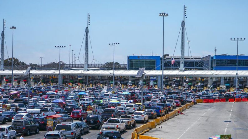 En una foto de archivo, cientos de vehículos hacen fila en frontera entre San Ysidro, EE. UU. y Tijuana, Baja California, el 14 de junio de 2021. EFE/Joebeth Terriquez