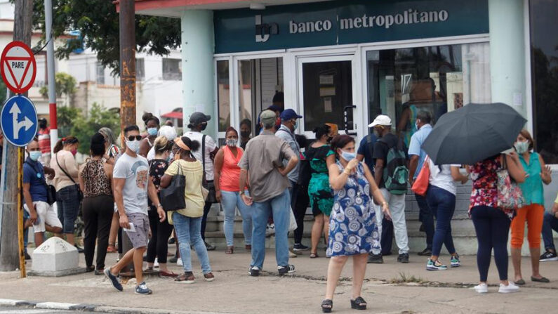 Varias personas esperan su turno para entrar a un banco en La Habana (Cuba). EFE/ Yander Zamora/Archivo
