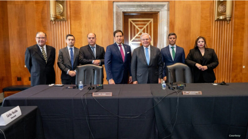 Los senadores Bob Menéndez y Marco Rubio reciben a una comisión de la oposición venezolana, el 23 de junio de 2021. Foto: Cortesía - Twitter @SFRCdems/VOA