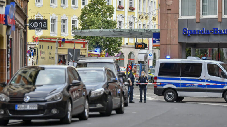 La policía asegura el centro de la ciudad en Würzburgo, sur de Alemania, el 25 de junio de 2021. - Varias personas murieron y otras resultaron heridas, dijo la policía, y los medios de comunicación informaron de un ataque con cuchillo. (Bauernfeind/NEWS5/AFP vía Getty Images)