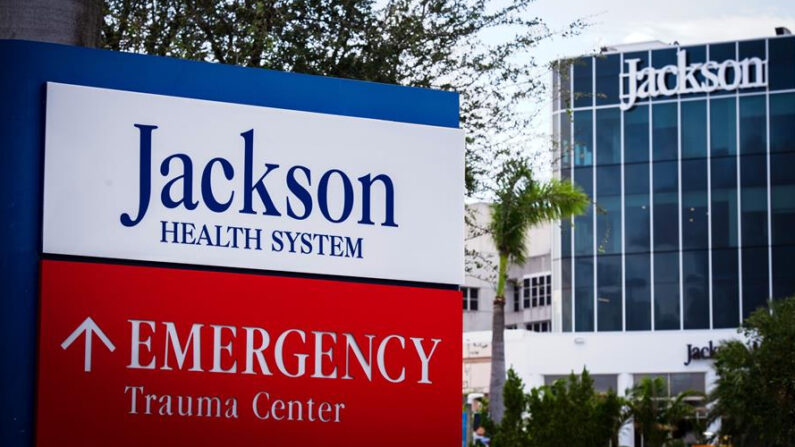 Vista del cartel de entrada del Hospital Jackson Memorial de Miami (Florida, EE.UU.), donde se sometió a cirugía el pasado miércoles 23 de junio el presidente de Ecuador, Guillermo Lasso. EFE/ Giorgio Viera /Archivo