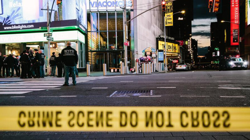 En una foto de archivo, agentes del Departamento de Policía de Nueva York (NYPD) se encuentran en la calle cerrada en Times Square después de un tiroteo, en la ciudad de Nueva York, EE.UU. EFE/EPA/Alba Vigaray
