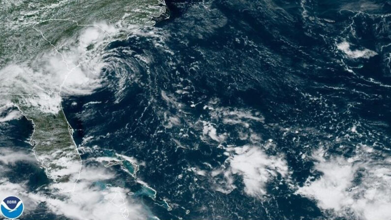 Fotografía cedida por la Oficina Nacional de Administración Oceánica y Atmosférica (NOAA) donde se muestra la situación en el Atlántico frente a las costas estadounidenses a las 13:21 hora local (17:21 GMT) el 28 de junio de 2021. EFE/NOAA-NHC