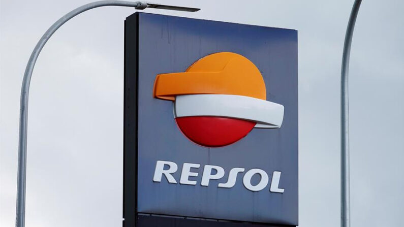 Detalle del logotipo de Repsol en una gasolinera. EFE/ Mauritz Antin/Archivo