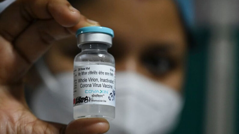 Una personal sanitaria muestra un vial de la primera vacuna indígena de la India contra el covid-19, "Covaxin", en el Colegio Médico y Hospital de Calcuta, India, el 3 de febrero de 2021. (Dibyangshu Sarkar/AFP vía Getty Images)