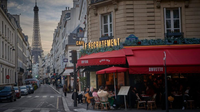 Los parisinos celebran el levantamiento de las restricciones de covid-19 mientras los cafés y restaurantes de toda Francia vuelven a abrir por primera vez en más de 6 meses el 19 de mayo de 2021 en París, Francia. (Kiran Ridley/Getty Images)