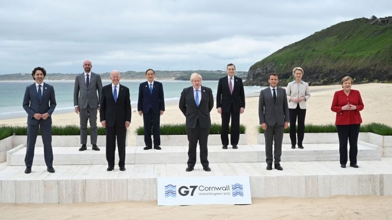 Líderes del G7 posan para una foto en el Hotel Carbis Bay, en Carbis Bay, St. Ives, Cornwall, Inglaterra, el 11 de junio de 2021. (Leon Neal-WPA Pool/Getty Images)