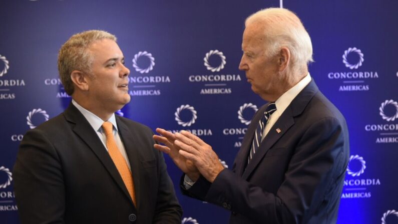 Iván Duque, presidente de Colombia (i) habla con Joe Biden, presidente de los Estados Unidos (d), foto tomada el 17 de julio de 2018 en Bogotá, Colombia. (Getty Images)