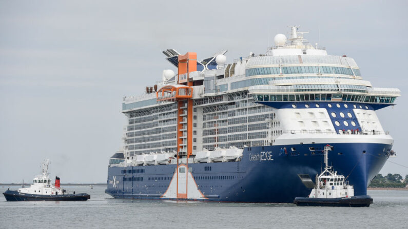 El crucero turístico de la compañía estadounidense Celebrity Cruise "Celebrity Edge" sale de los astilleros de Saint-Nazaire para realizar una prueba en el mar el 26 de julio de 2018 en Saint-Nazaire, oeste de Francia. (Sebastien Salom Gomis/AFP vía Getty Images)