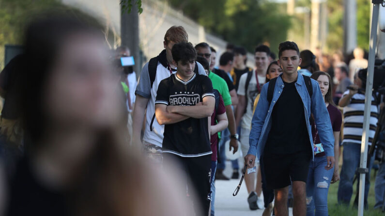 Estudiantes caminan a Marjory Stoneman Douglas High School en su primer día de clases el 15 de agosto de 2018 en Parkland, Florida. (Joe Raedle/Getty Images)