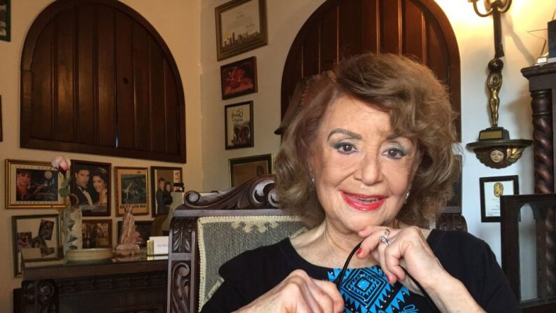 La escritora cubana Delia Fiallo, de 94 años, posa en su estudio en su casa de Miami, rodeada de carteles de algunas de sus ya clásicas telenovelas latinoamericanas en varios idiomas, el 15 de agosto de 2018. (Leila MacorAFP vía Getty Images)