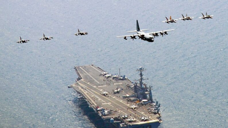 Amenaza Dong Feng D21: Un avión Hércules C-130 del Cuerpo de Marines de EE.UU. lidera una formación de cazas de ataque F/A-18C Hornet y jets A/V-8B Harrier sobre el portaaviones USS George Washington frente a la costa de Corea del Sur el 27 de julio de 2010. (Especialista en Comunicación de Masas de 3ª clase Charles Oki/Marina de EE.UU. vía Getty Images)