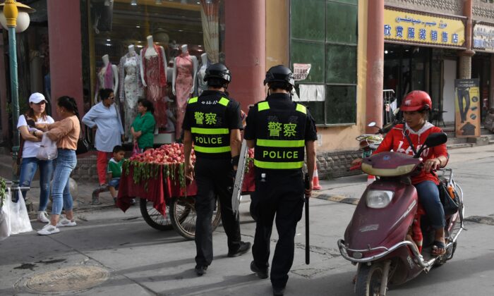 Agentes de policía patrullan en Kashgar, en la región autónoma china de Xinjiang Uyghur, el 4 de junio de 2019. (Greg Baker/AFP vía Getty Images)