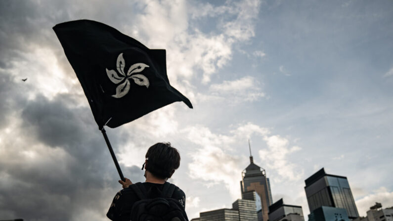 Un hombre agita una bandera negra de Hong Kong en una calle fuera del Complejo del Consejo Legislativo el 1 de julio de 2019 en Hong Kong, China. (Anthony Kwan/Getty Images)