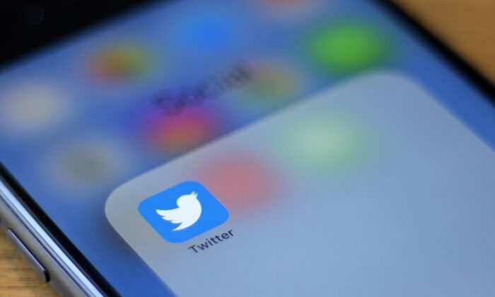 El logotipo de Twitter se ve en un teléfono en esta foto ilustrativa en Washington, el 10 de julio de 2019. (Alastair Pike / AFP vía Getty Images)