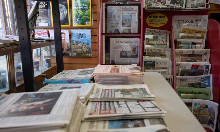 Periódicos y revistas se ven en una tienda de conveniencia en Washington, DC, el 6 de agosto de 2019. (Alastair Pike/AFP vía Getty Images)