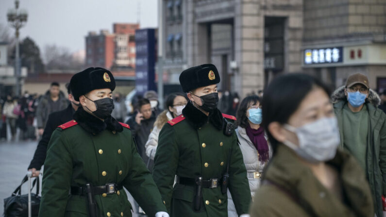 Agentes de policía chinos llevan mascarillas mientras patrullan en Beijing, China, el 22 de enero de 2020. (Kevin Frayer/Getty Images)