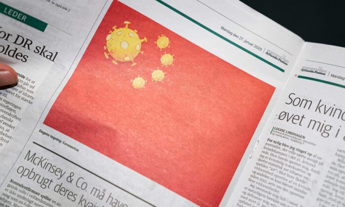 Una página del diario danés Jyllands-Posten de la edición del 27 de enero de 2020 muestra una caricatura realizada por el caricaturista editorial danés Niels Bojesen de la bandera nacional china con un coronavirus, en Copenhague, el 28 de enero de 2020. (Ida Marie Odgaard/Ritzau Scanpix/AFP vía Getty Images)
