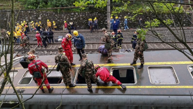 En una foto de archivo rescatistas buscan en el lugar donde descarriló un tren en Chenzhou, en la provincia central china de Hunan, el 30 de marzo de 2020. (STR/AFP vía Getty Images)