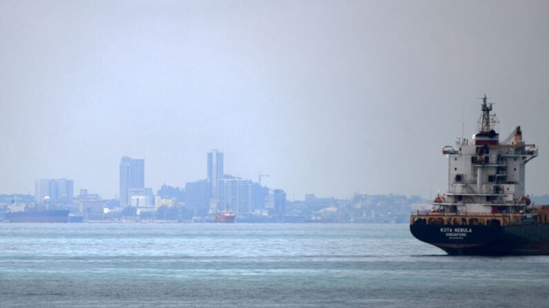 Un barco se ve frente al muelle Marina frente a la isla indonesia de Batam (fondo) en Singapur el 2 de mayo de 2020. (Roslan Rahman/AFP vía Getty Images)