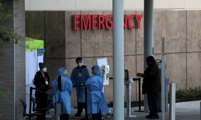 Profesionales de la salud examinan a las personas que entran en la sala de emergencias del Hospital Highland en Oakland, California, el 26 de marzo de 2020. (Justin Sullivan/Getty Images)
