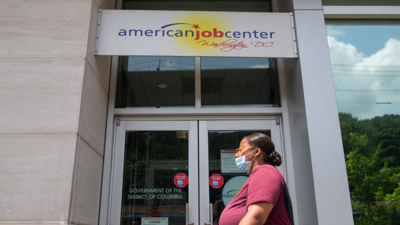 Una mujer pasa por delante del Centro de Empleo Americano del Departamento de Servicios de Empleo de DC, que ayuda a encontrar empleo a los residentes de DC, en Washington, DC, el 16 de julio de 2020. (SAUL LOEB/AFP vía Getty Images)