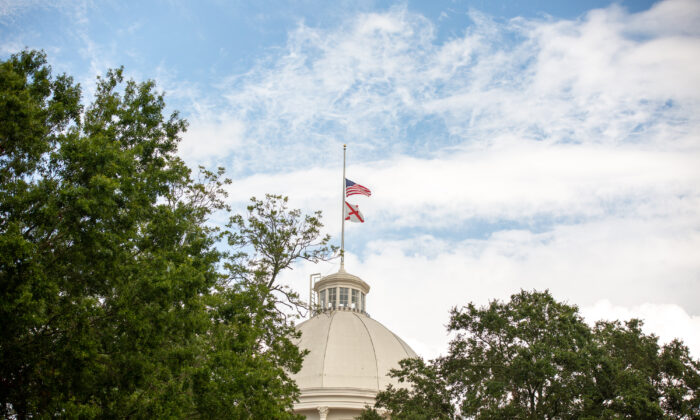 Las banderas en el Capitolio del Estado de Alabama ondean a media asta en Montgomery (Alabama) el 26 de julio de 2020. (Lynsey Weatherspoon/Getty Images)