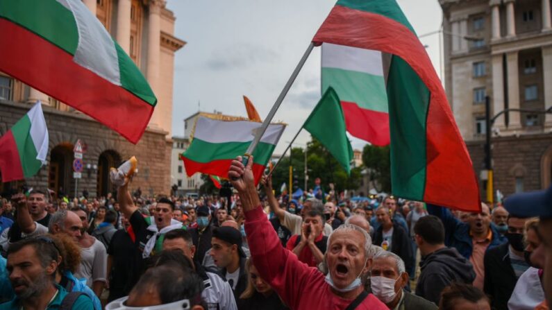 Manifestantes gritan consignas y ondean banderas búlgaras durante una manifestación antigubernamental en Sofía, Bulgaria, el 5 de agosto de 2020. (Nikolay Doychinov/AFP vía Getty Images)